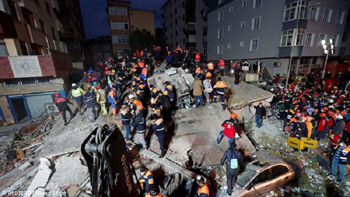 Число погибших при обрушении дома в Стамбуле достигло 21
