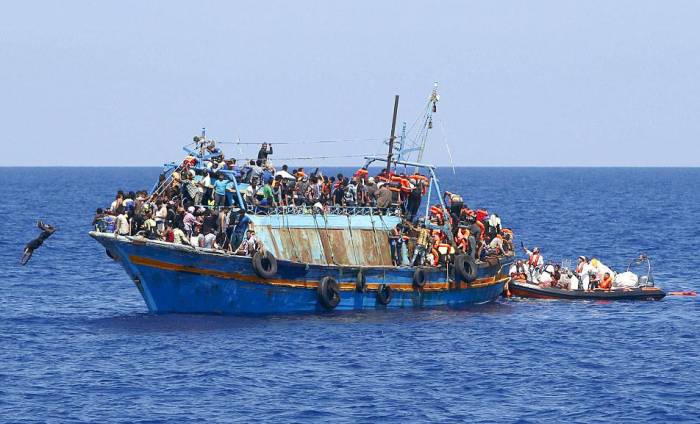 У берегов Алжира затонуло судно с нелегальными мигрантами
