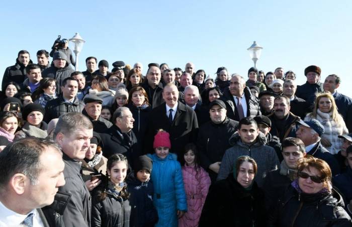 Президент Ильхам Алиев встретился на приморском бульваре Сумгайыта с жителями города - ФОТО
