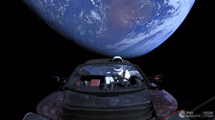 Ученый рассказал, когда запущенная в космос Tesla приблизится к Земле
