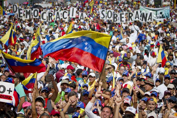 Китай поддержал усилия по урегулированию кризиса в Венесуэле
