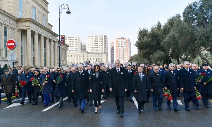 Президент и Первая леди принимают участие в шествии в память о жертвах Ходжалы - ПРЯМОЙ ЭФИР, ФОТО