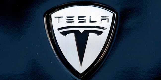 Автопилот Tesla удалось взломать с помощью наклеек на дороге
