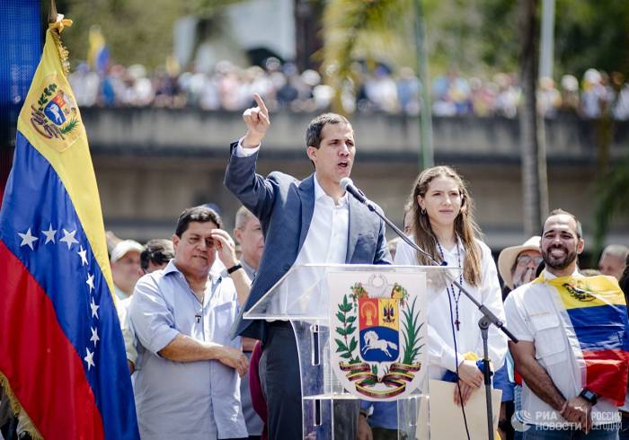 Франция признала Гуаидо временным президентом Венесуэлы
