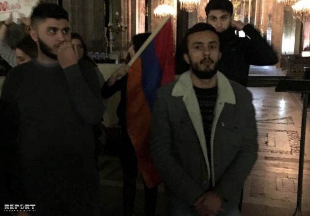 В Париже армяне совершили нападение на церковь, где проходило мероприятие в связи с Ходжалинским геноцидом - ФОТО