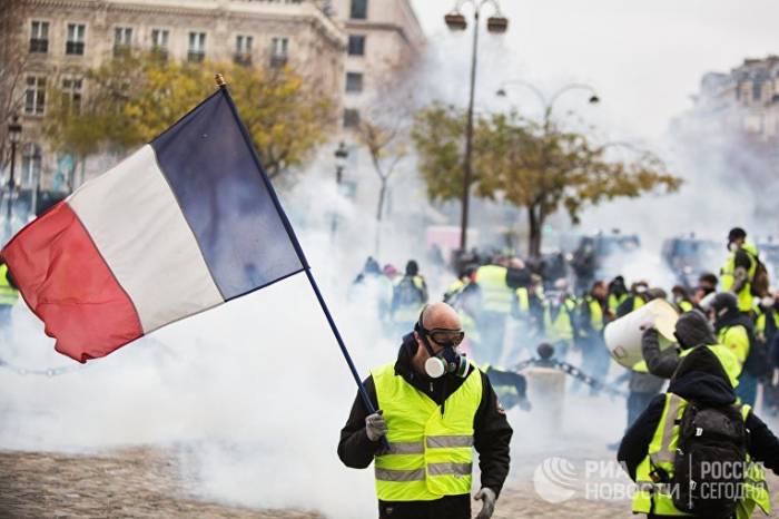 Во Франции вынесли почти 1,8 тыс. приговоров участникам протестов
