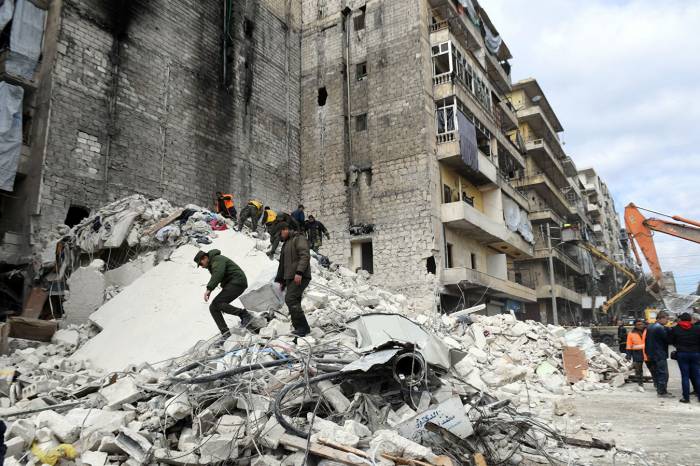В Алеппо 11 человек погибли после обрушения дома
