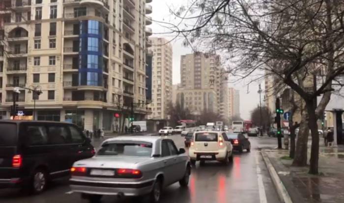 В Баку изменен режим работы светофора на одном из перекрестков