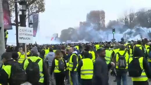 Более 50 тыс. манифестантов участвовали в акциях "желтых жилетов" во Франции
