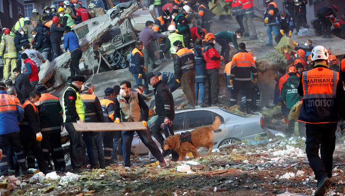Число погибших при обрушении дома в Стамбуле возросло до 18
