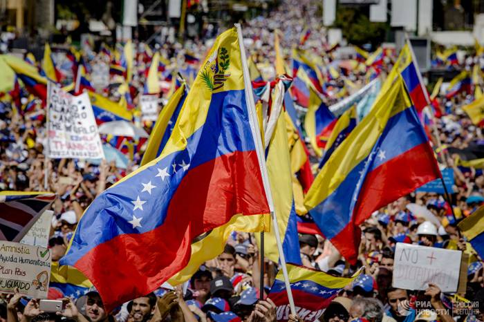 В Пекине готовы помочь в урегулировании кризиса в Венесуэле
