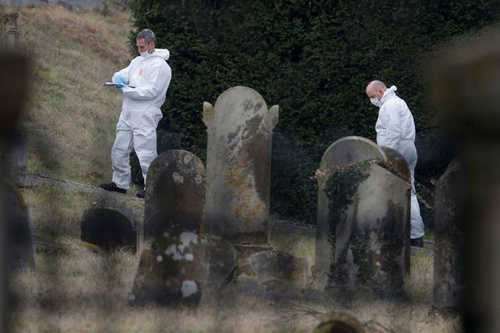 На еврейском кладбище во Франции осквернили около 80 могил
