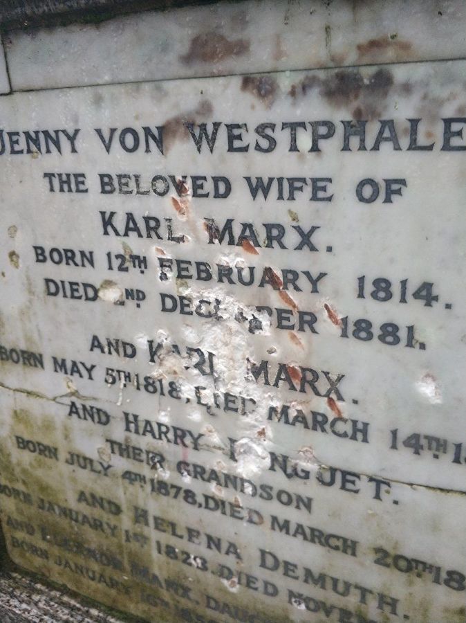В Лондоне осквернили могилу Карла Маркса
