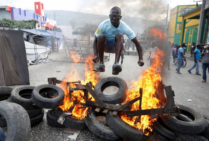 Президент Гаити отказался уходить в отставку на фоне протестов
