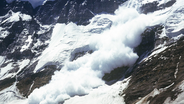 После схода лавины в Швейцарии спасены четыре человека 
