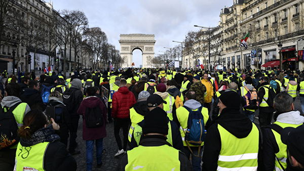 В Париже начались столкновения между "желтыми жилетами" и полицией
