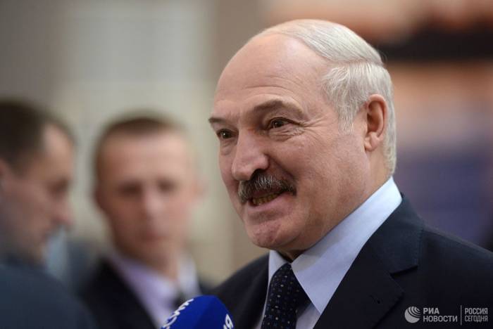 Лукашенко: Минск не будет спокойно смотреть как Польша "бряцает оружием"

