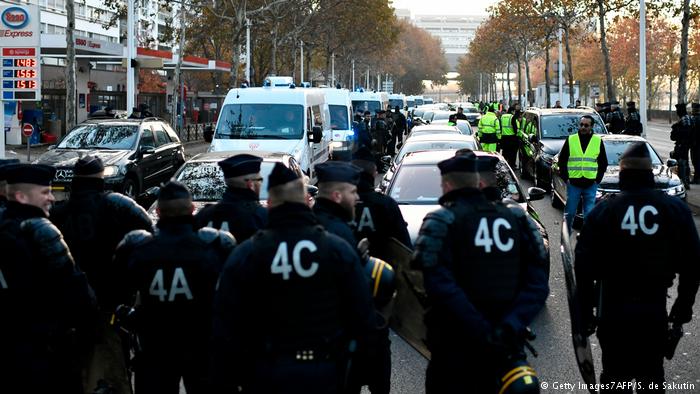 СМИ: Автомобиль совершил наезд на протестующих во Франции

