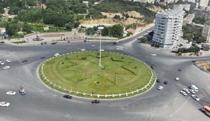 В Баку обновляется дорожная разметка в Хатаинском районе