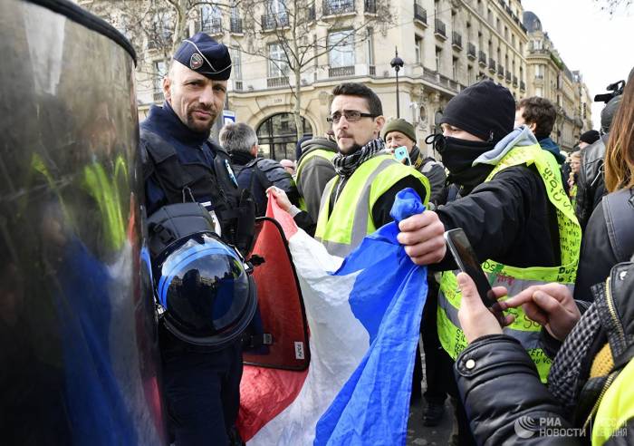 Почти сто человек задержали на акциях "желтых жилетов" в Париже
