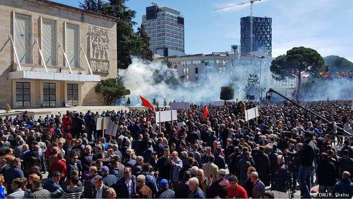 В Тиране произошли столкновения протестующих с полицией
