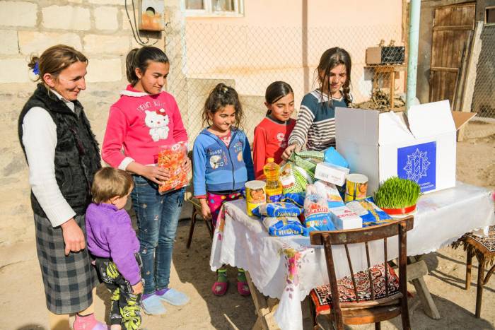 Фонд Гейдара Алиева раздает малообеспеченным семьям подарки  - ФОТО
