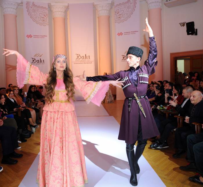 От Карабаха и Ширвана. Азербайджанские дизайнеры представили коллекцию старинных национальных костюмов - ФОТО