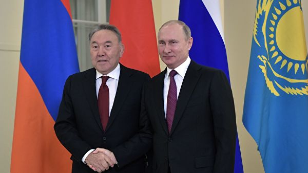 Путин поблагодарил Назарбаева за успешную совместную работу
