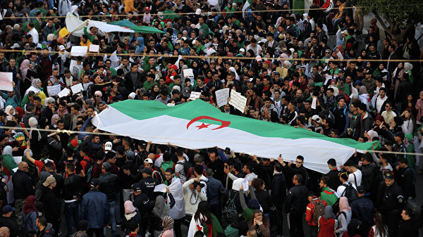 Демонстранты в Алжире потребовали передать власть народу
