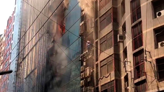 СМИ сообщили о 16 погибших при пожаре в небоскребе в Бангладеш

