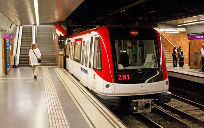 В барселонском метро охранники избили безбилетника
