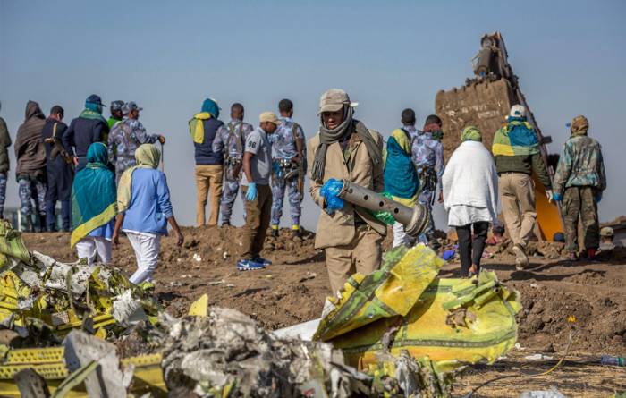 На месте крушения "Боинга" в Эфиопии обнаружены "черные ящики"
