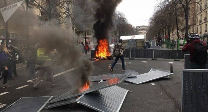 В Париже во время протестов "желтых жилетов" подожгли банк
