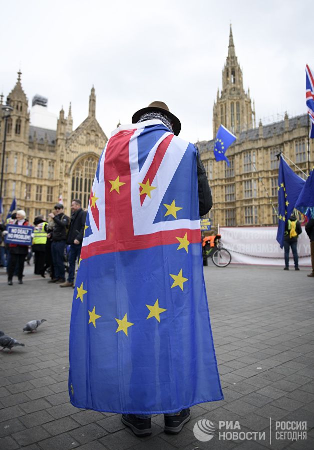 Британские депутаты поддержали идею голосования по разным вариантам Brexit
