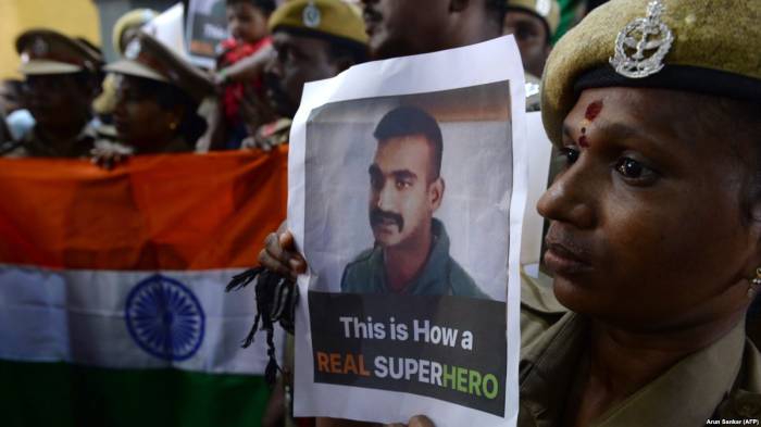 Пакистан передал плененного пилота Индии
