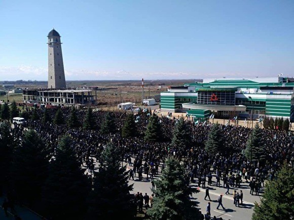 Протестующие перекрыли участок федеральной трассы Ростов - Баку
