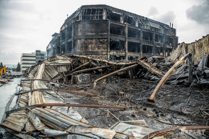 Владельцы пяти магазинов в сгоревшем ТЦ Diqlas обратились за компенсацией
