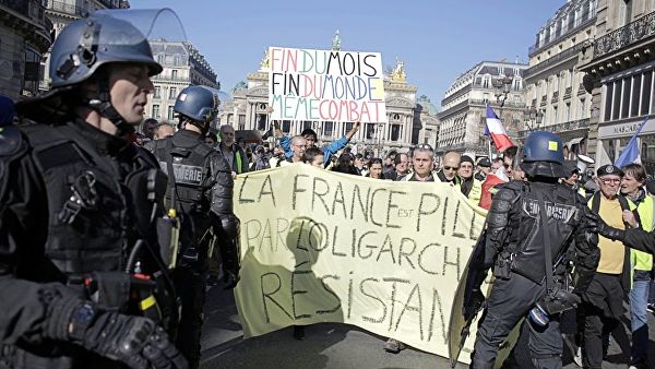 Во Франции более восьми тысяч человек приняли участие в акциях протеста
