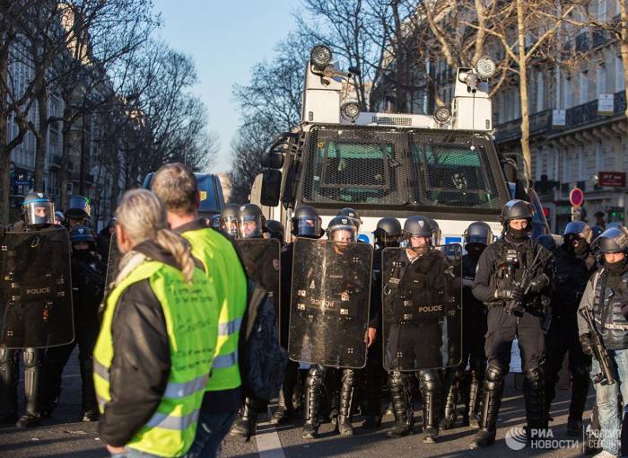 Число задержанных на акции "желтых жилетов" в Париже возросло до 64 человек
