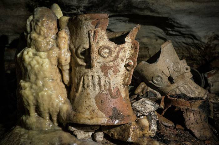 В Мексике археологи обнаружили пещеру с древними артефактами майя
