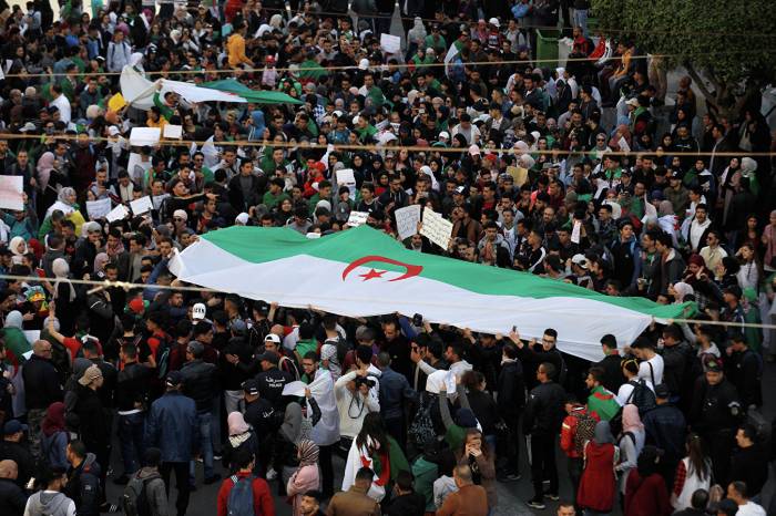 В Алжире началась шестая пятница "революции улыбок"
