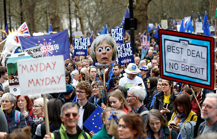 На марш в поддержку второго референдума о Brexit в Лондоне вышли сотни тысяч человек
