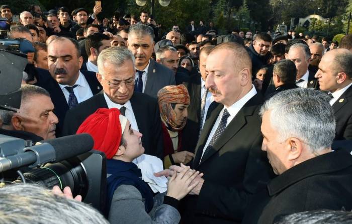 Во время визита в Агсу Президент Ильхам Алиев интересовался проблемами не у чиновников, а у народа