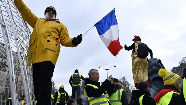 Во Франции в акциях "желтых жилетов" приняли участие более 40 тысяч человек
