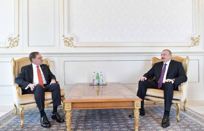 Ильхам Алиев принял верительные грамоты новоназначенного посла США - ФОТО
