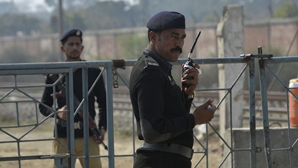 В Пакистане шесть военных погибли при нападении боевиков на КПП
