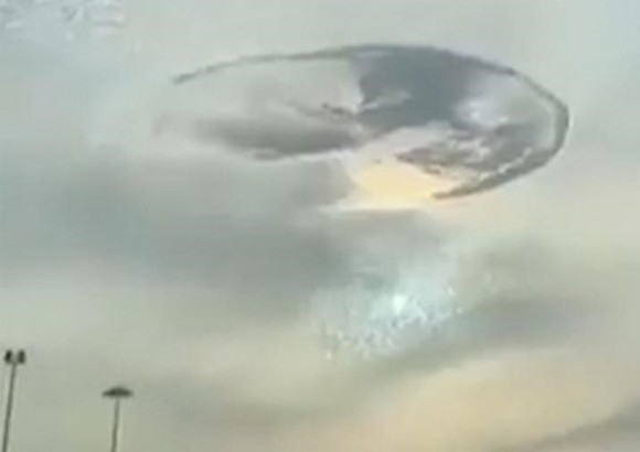 Загадочная "дыра" в небе испугала жителей ОАЭ - ФОТО
