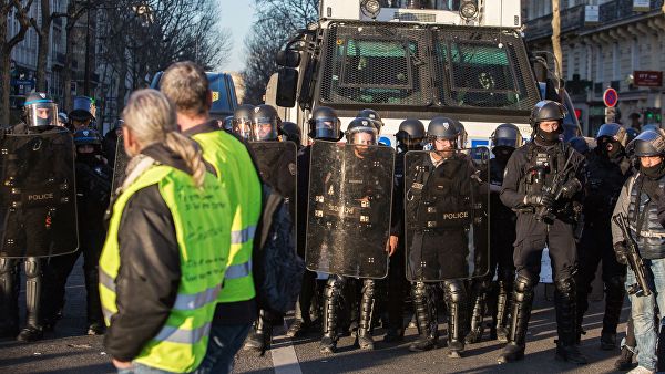 В Париже девять человек задержали в ходе протестов "желтых жилетов"
