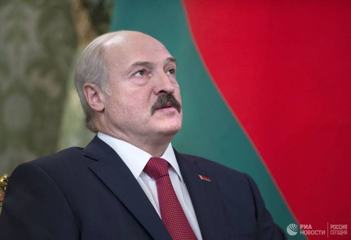 Лукашенко пригрозил своему помощнику и вице-премьеру лишением должностей
