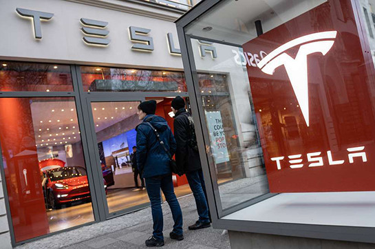 Tesla временно отказалась от продажи электромобилей за биткоины